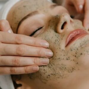 چرک در آکنه؛ دلیل و توضیح علمی